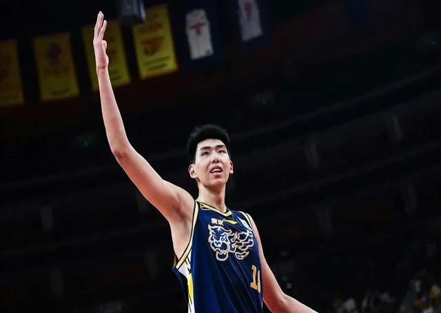 广东男篮豪取七连胜，战绩稳坐榜首位置