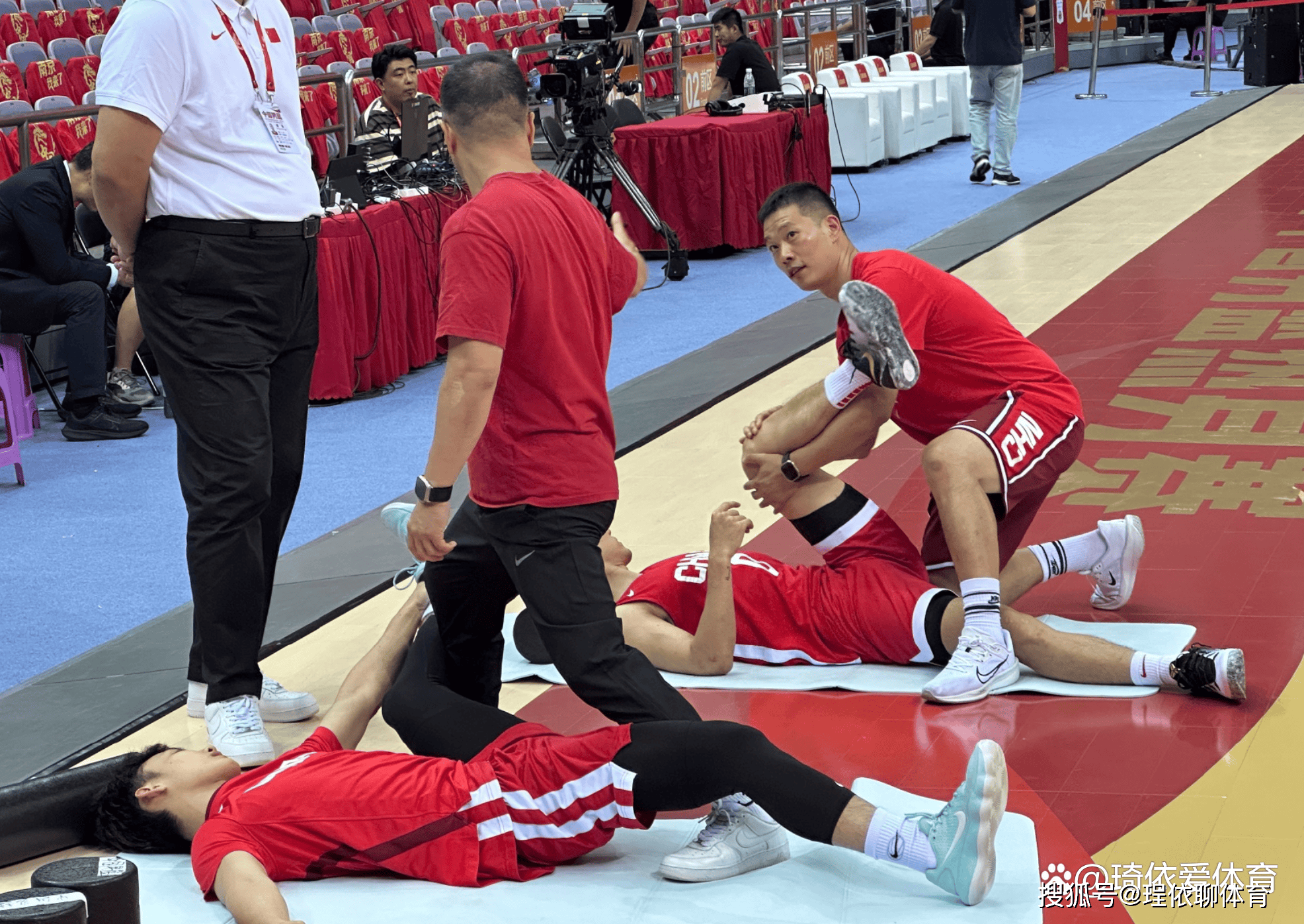 包含甘肃男篮突破对手防线，夺得关键胜利的词条