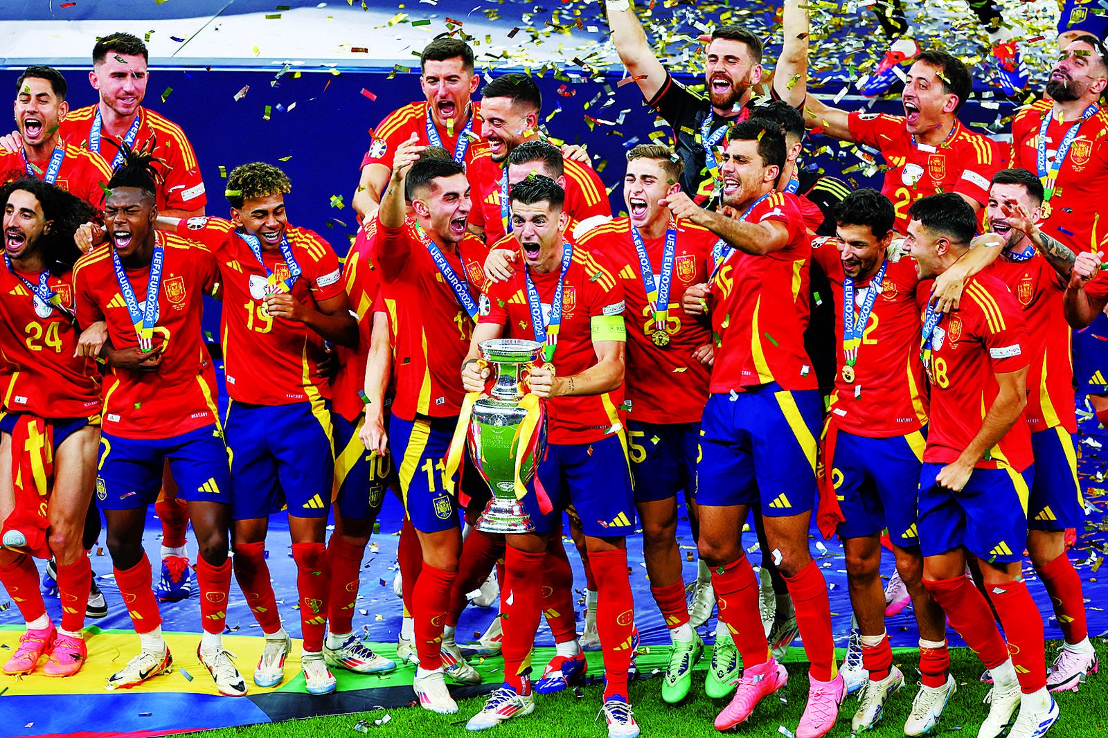 比赛结果揭晓后球队庆祝场面震撼人心的简单介绍