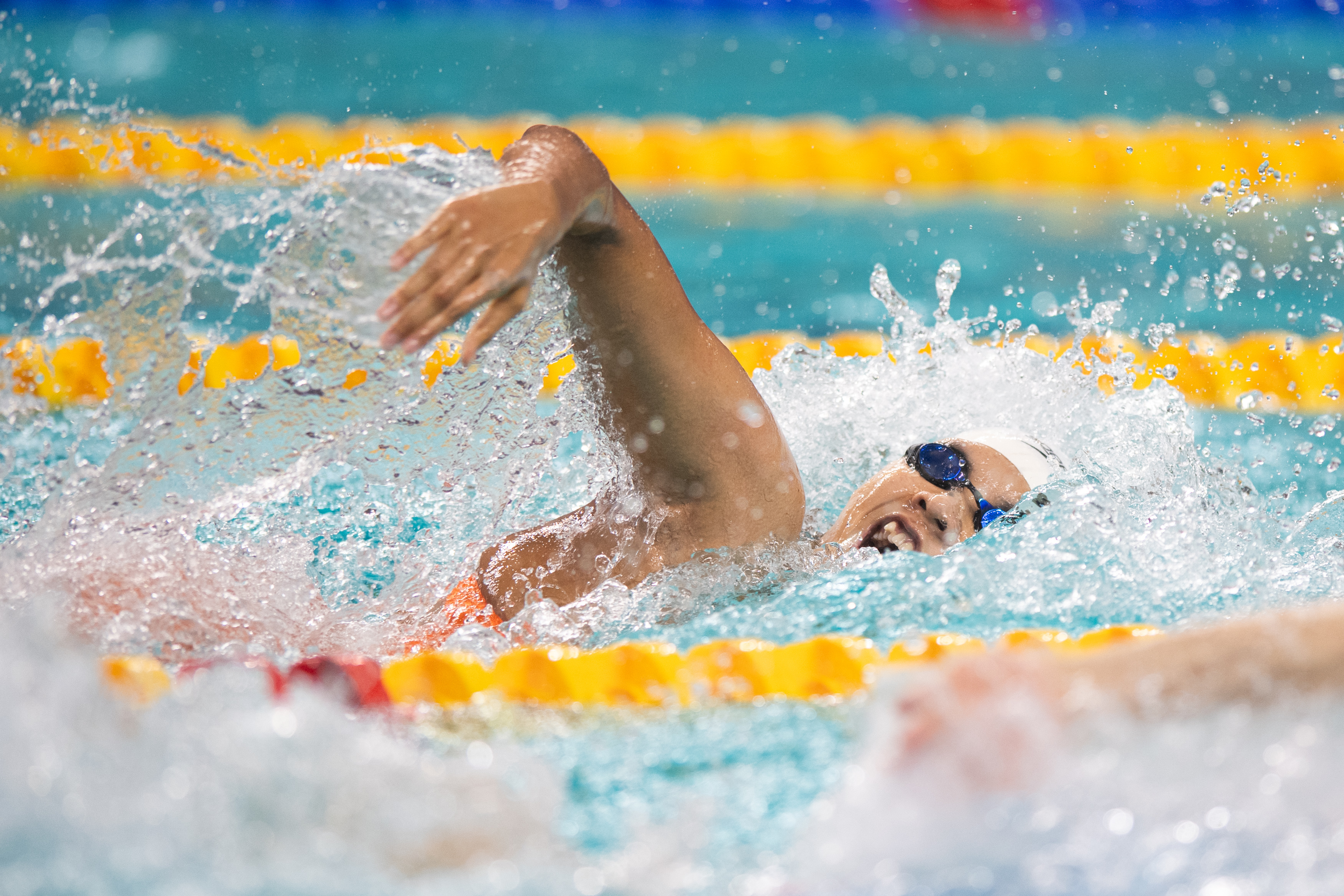 游泳女子米自由泳比赛瑞士选手夺冠