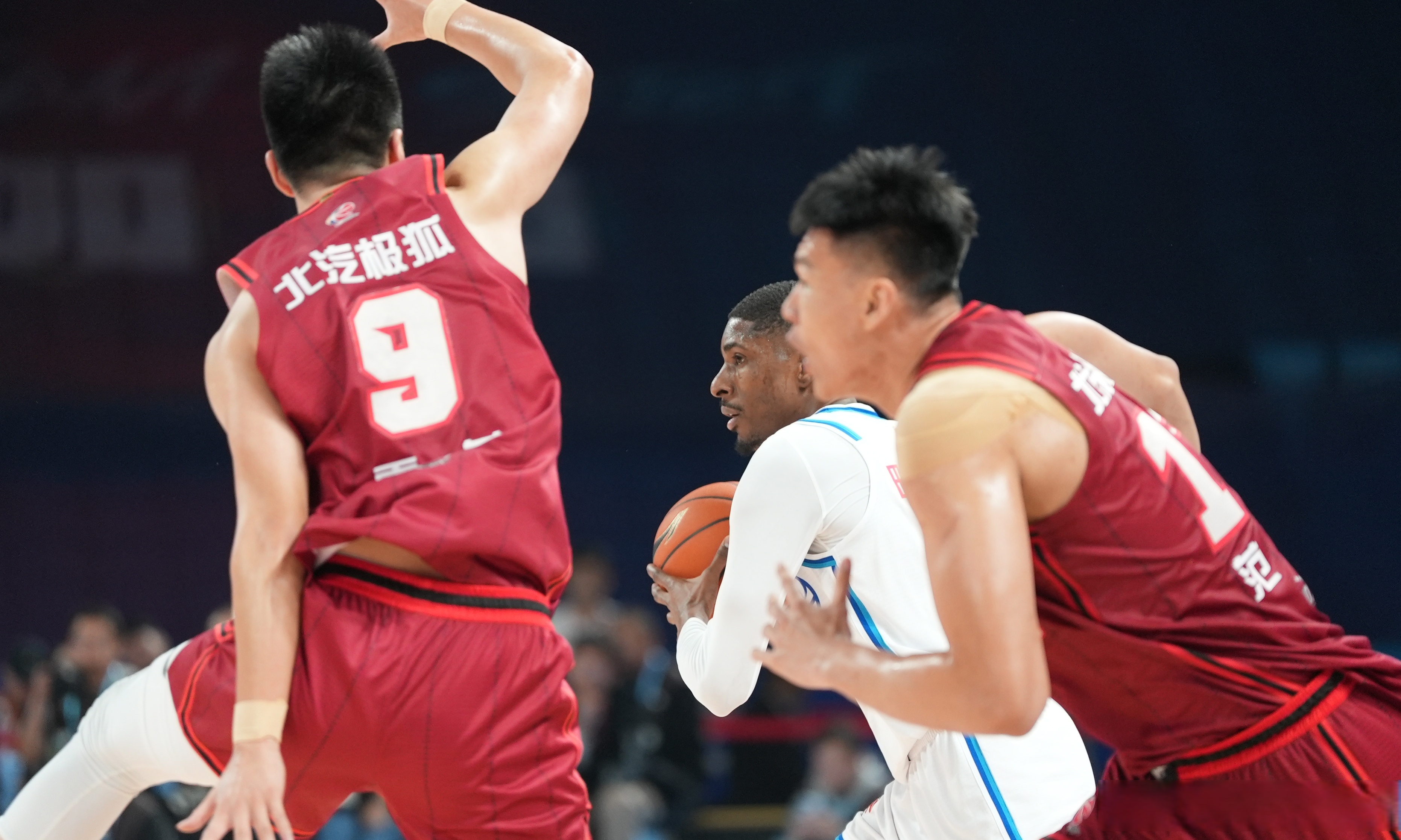 爆发群殴事件，CBA联赛再次风波不断