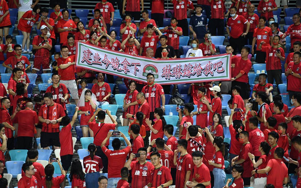 足球联赛揭幕赛：新晋劲旅挑战老牌强队的简单介绍