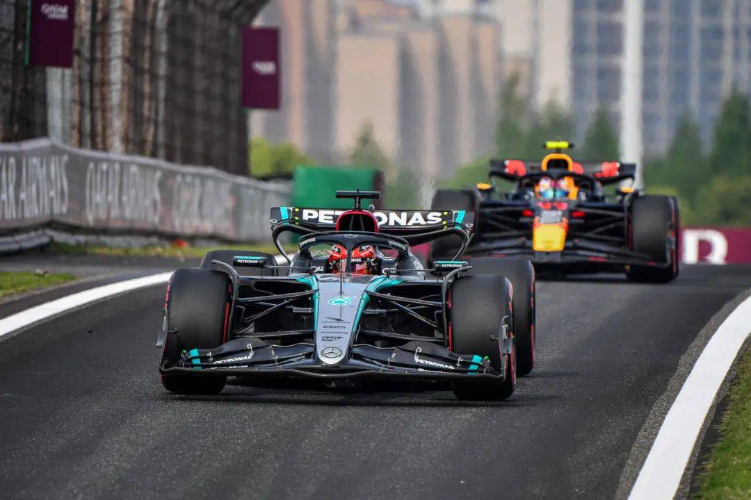 关于迈凯伦逆转雷诺车队,佩雷兹高光表现的信息 关于迈凯伦逆转雷诺车队,佩雷兹高光表现的信息