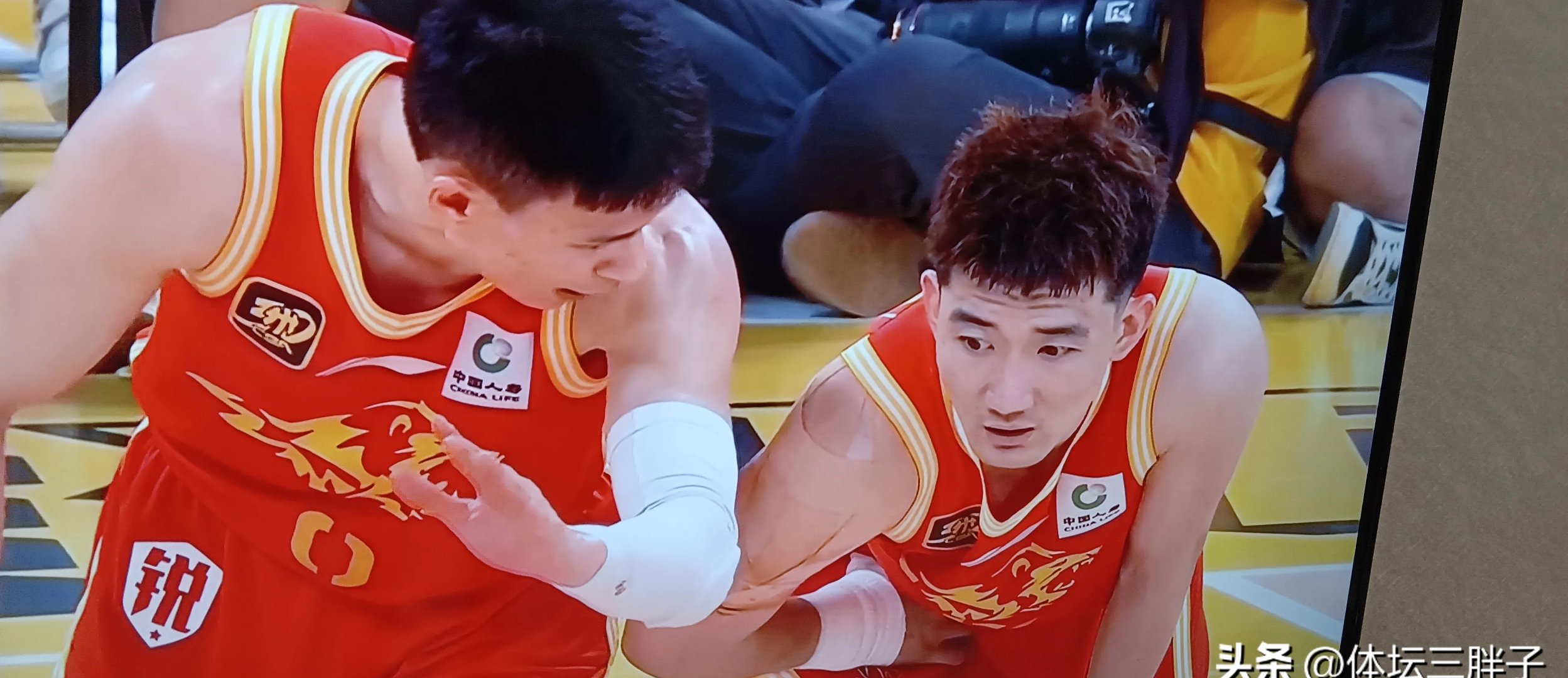 福建队险胜雄鹿，孙铭徽点燃赛场的简单介绍