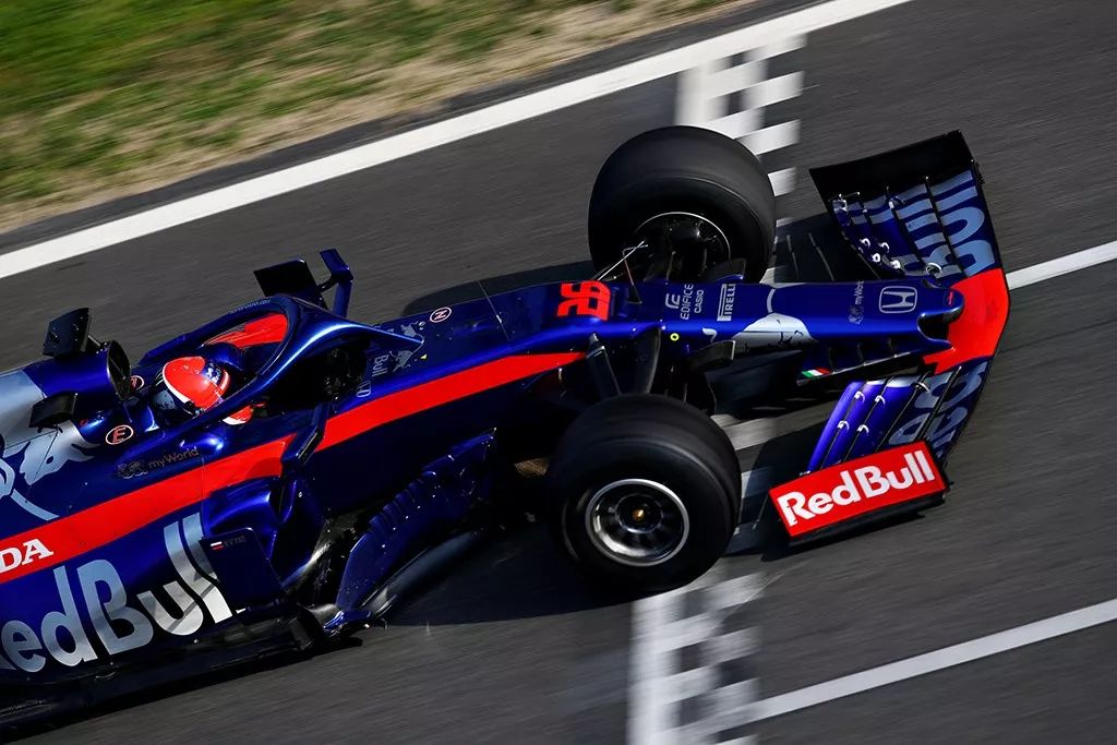 关于梅赛德斯横扫红牛二队，塞恩斯状态火热的信息