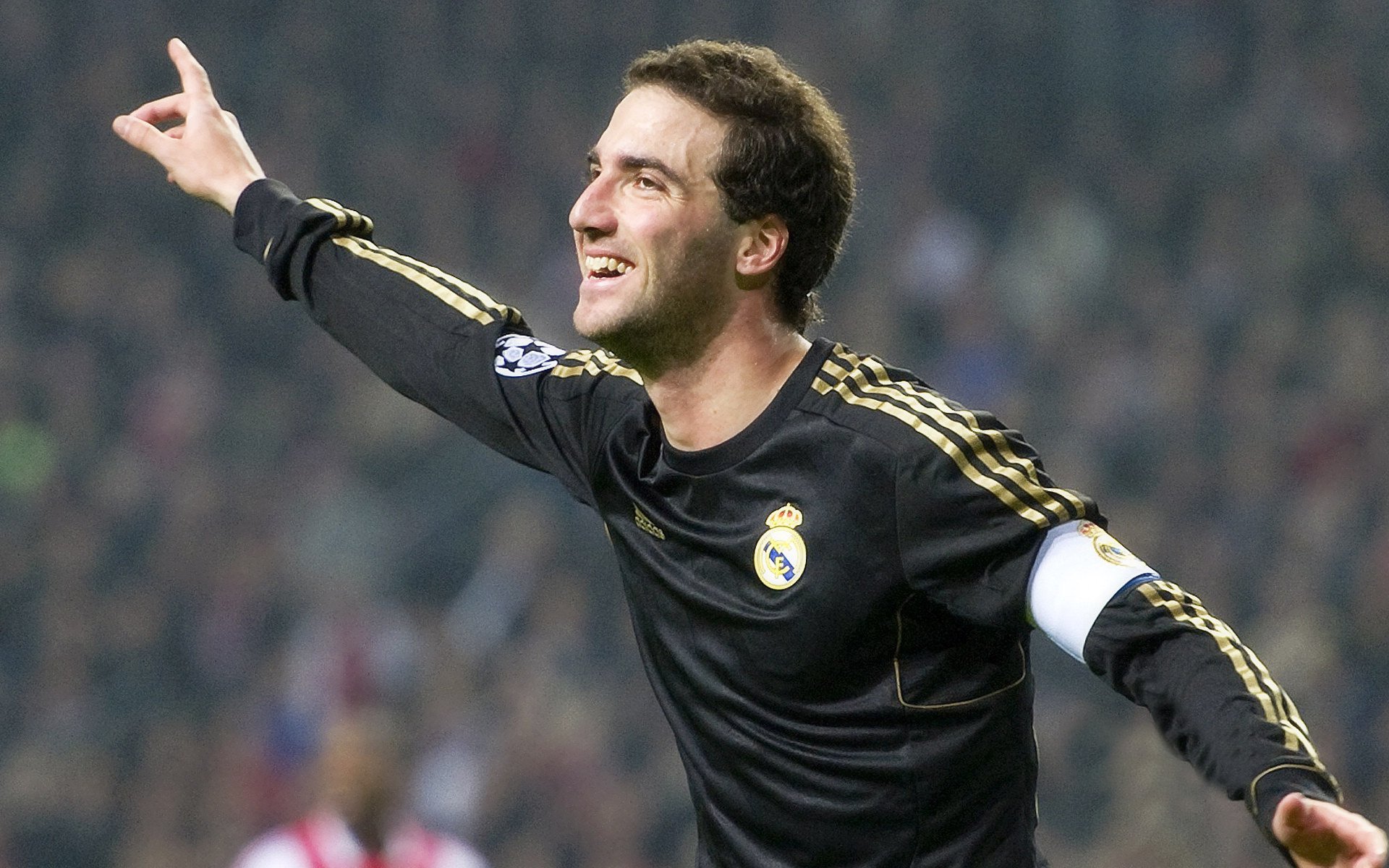 双城记，巴黎的钢铁意志与赛道上的王者接管—当欧冠之夜遇见F1终极对决